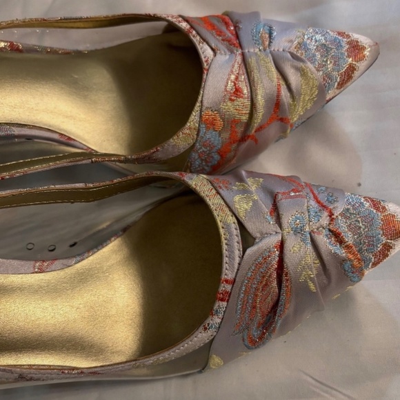 J. Renee Slingback Sandals Floral Patterns 8M Beige Pointed Toe - Picture 2 of 5